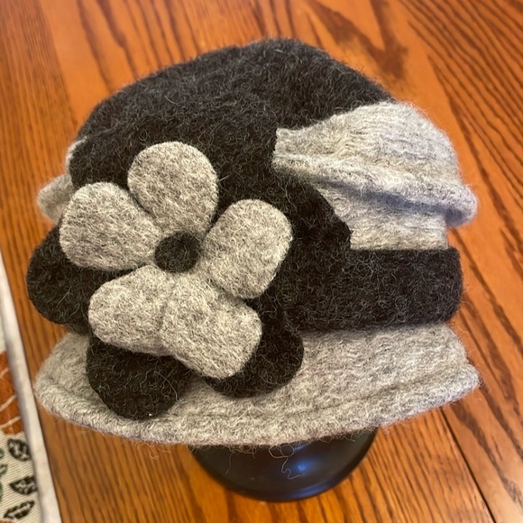 v i n t a g e :: Vintage wool floral hat - Picture 2 of 3